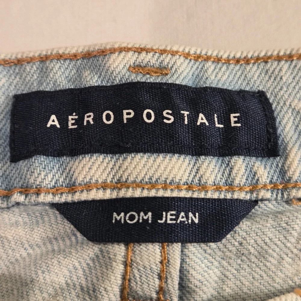 Aeropostale Women's Mom Jean Size 6 Distressed Tapered Leg Light Acid Wash Denim - Picture 3 of 9